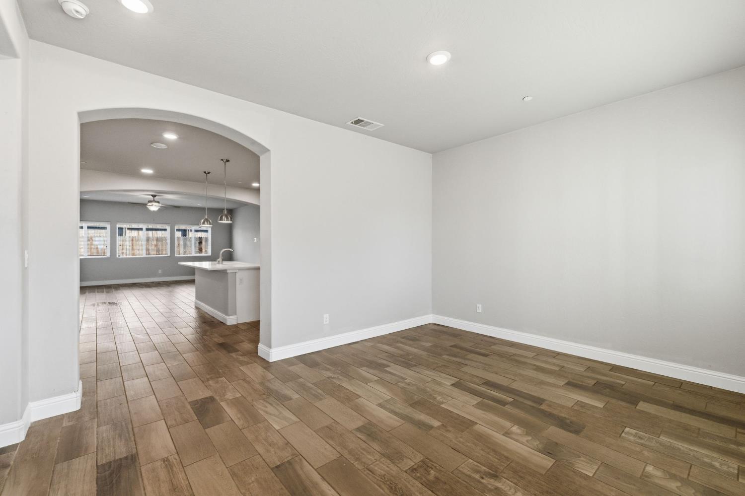 2715 Las Rosas Ave, Clovis, CA 93619