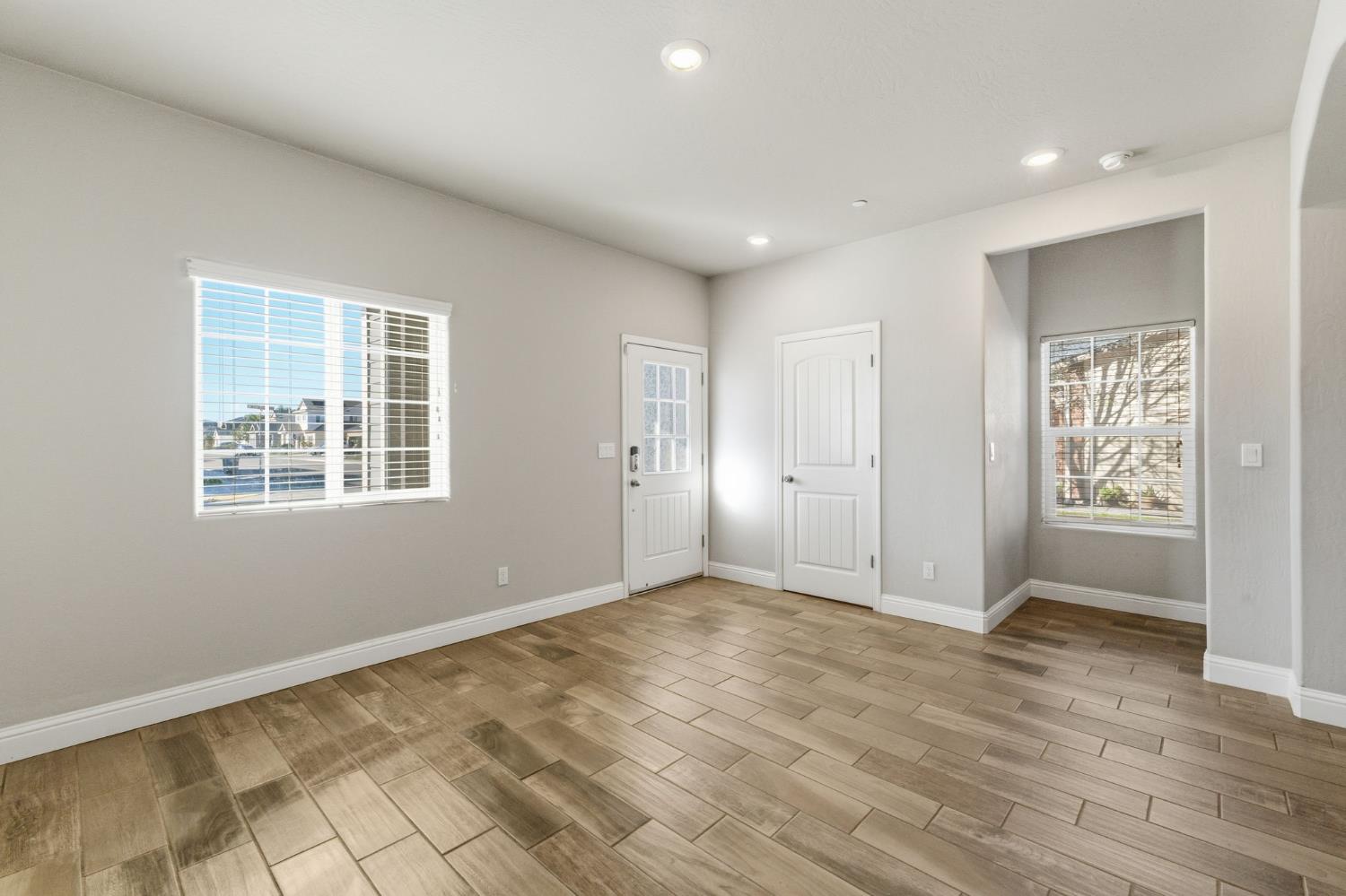 2715 Las Rosas Ave, Clovis, CA 93619