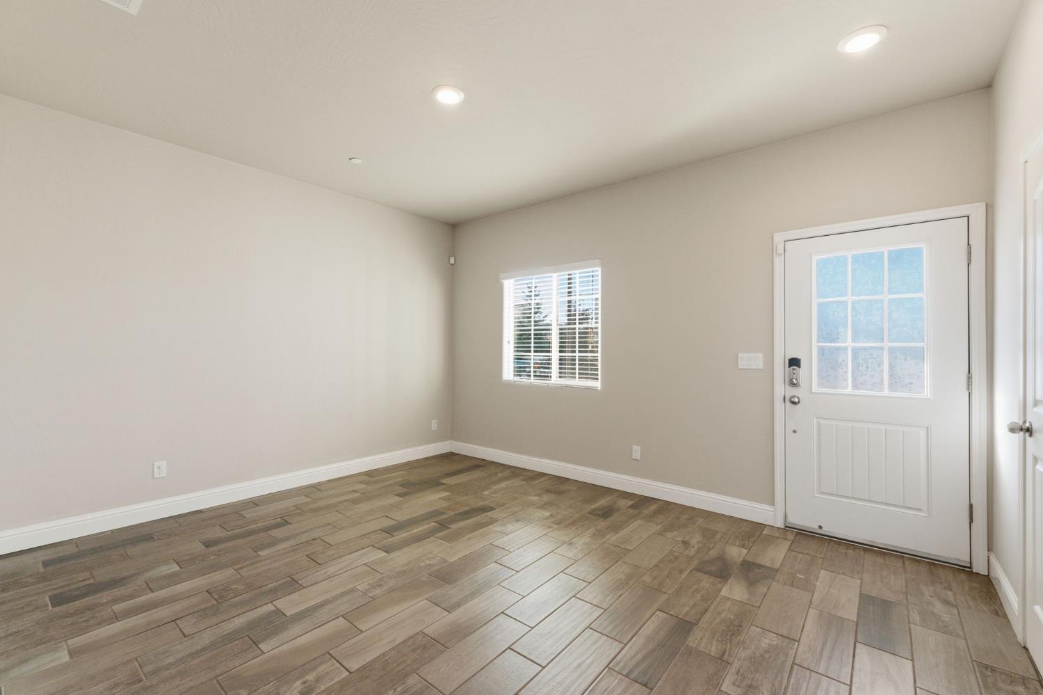 2715 Las Rosas Ave, Clovis, CA 93619