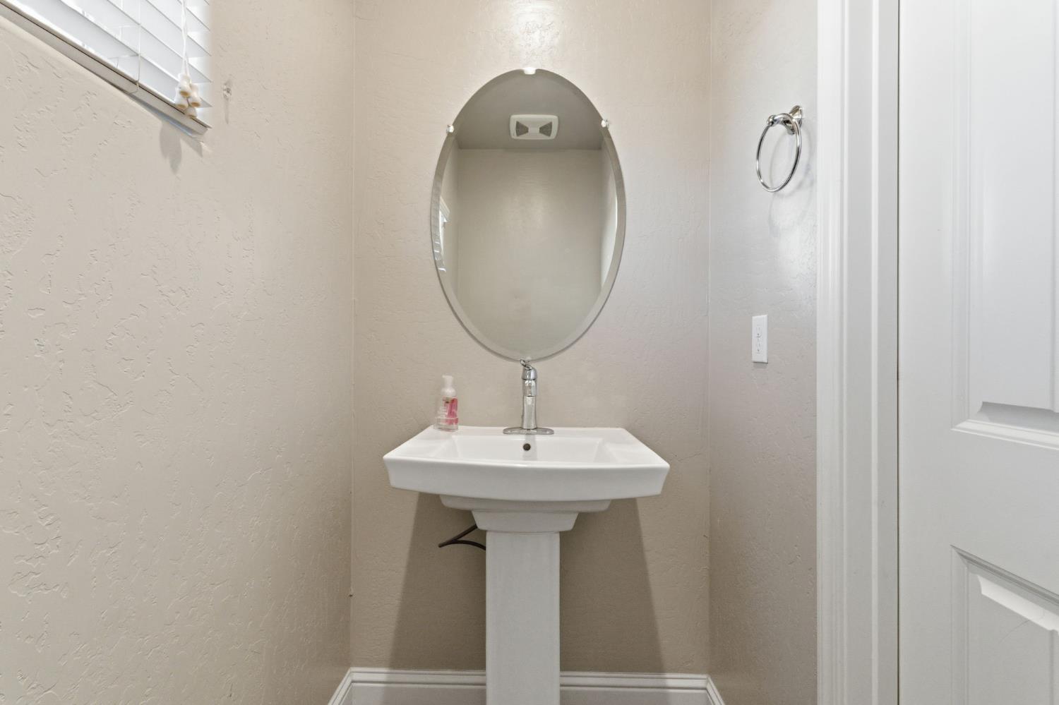 2715 Las Rosas Ave, Clovis, CA 93619