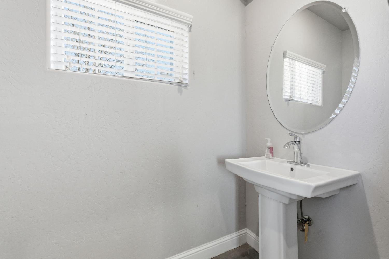 2715 Las Rosas Ave, Clovis, CA 93619