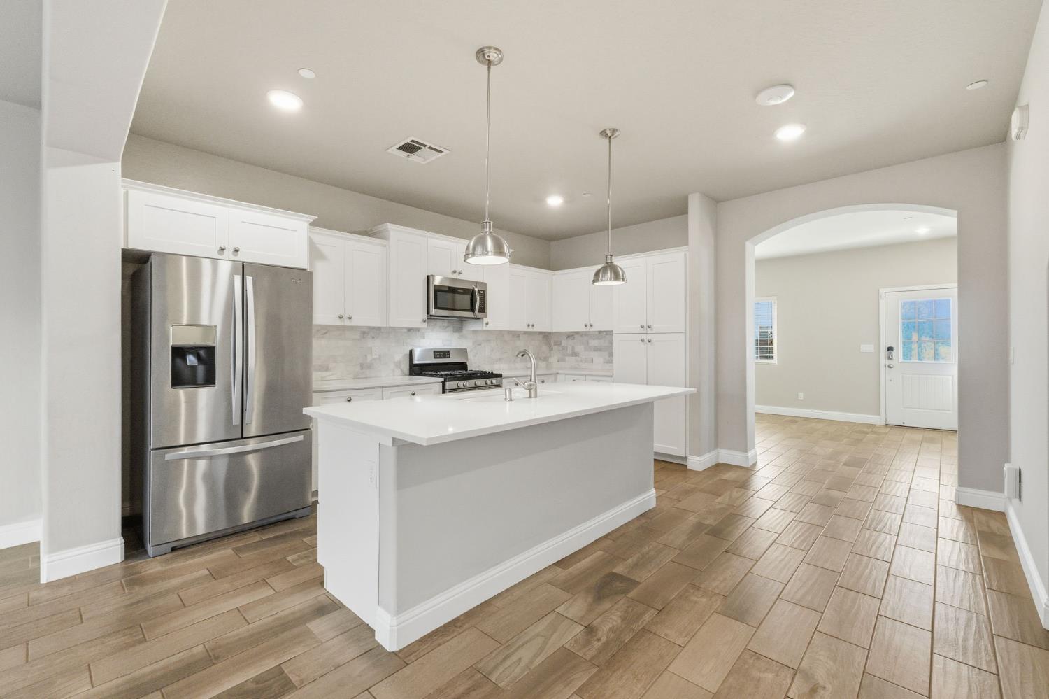 2715 Las Rosas Ave, Clovis, CA 93619