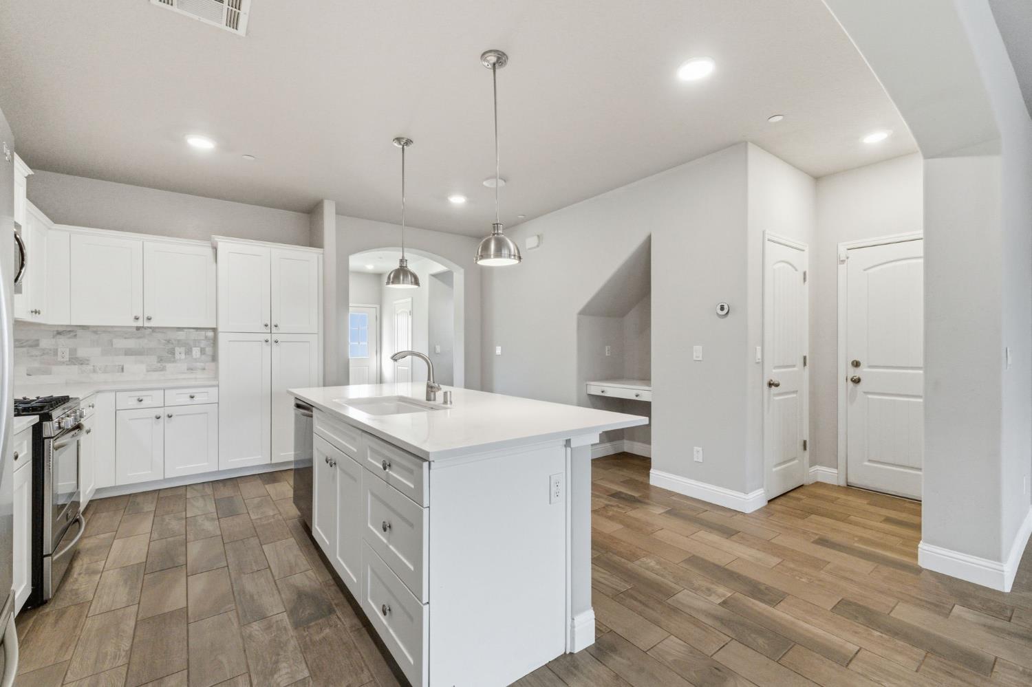 2715 Las Rosas Ave, Clovis, CA 93619