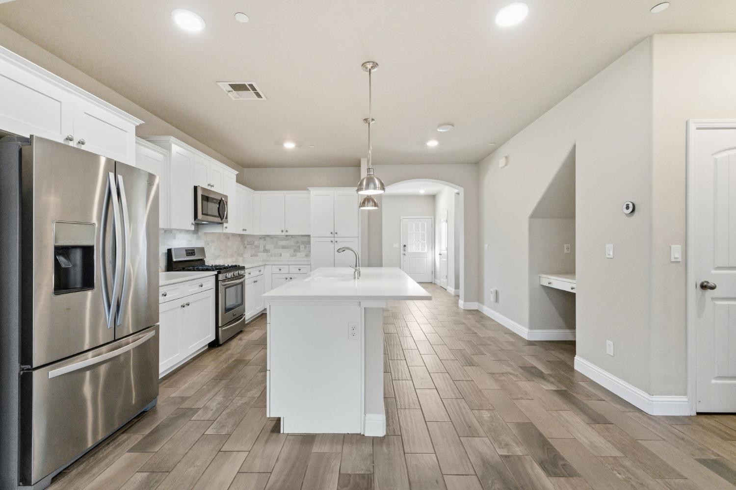 2715 Las Rosas Ave, Clovis, CA 93619