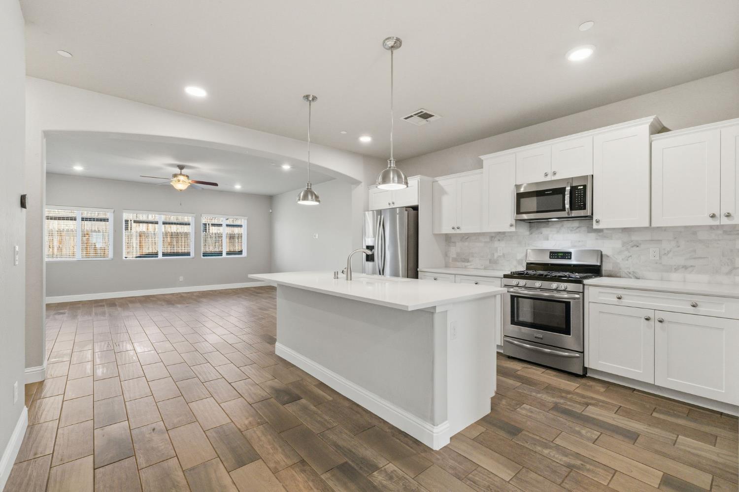 2715 Las Rosas Ave, Clovis, CA 93619