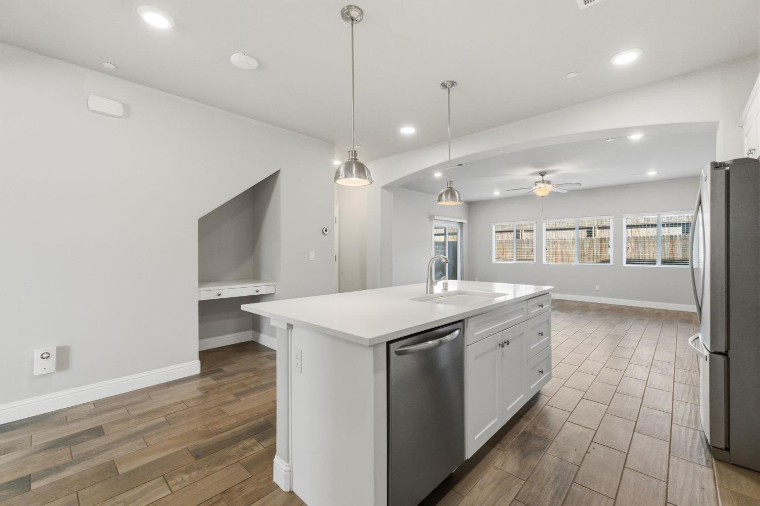 2715 Las Rosas Ave, Clovis, CA 93619