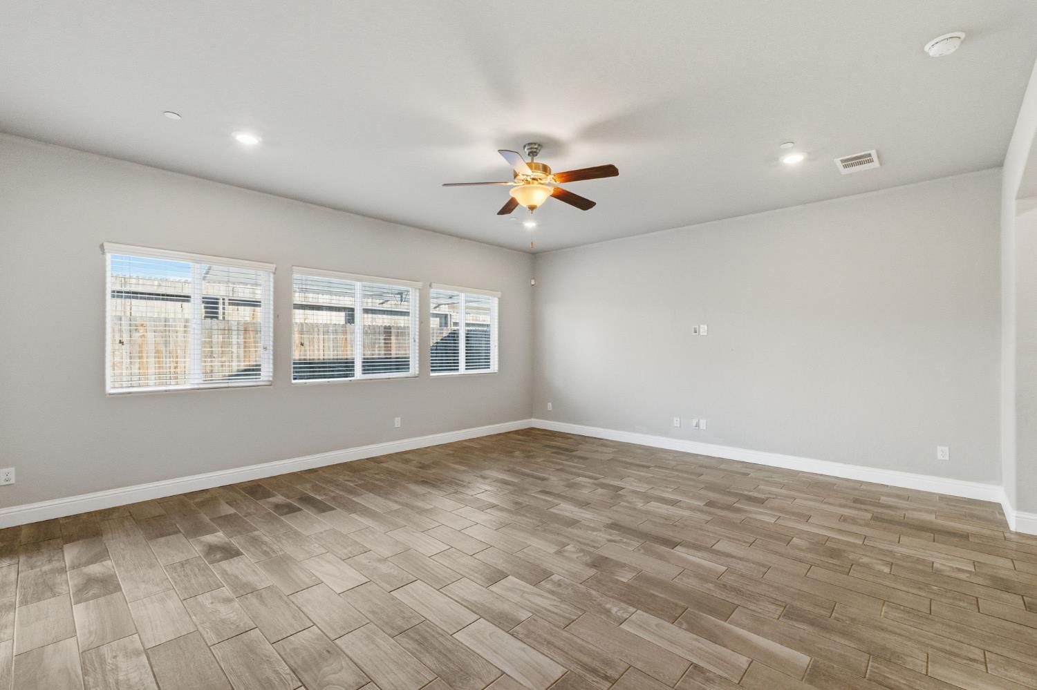 2715 Las Rosas Ave, Clovis, CA 93619