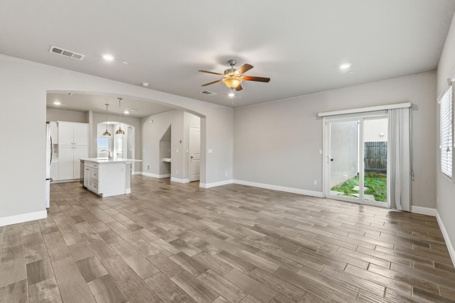 2715 Las Rosas Ave, Clovis, CA 93619