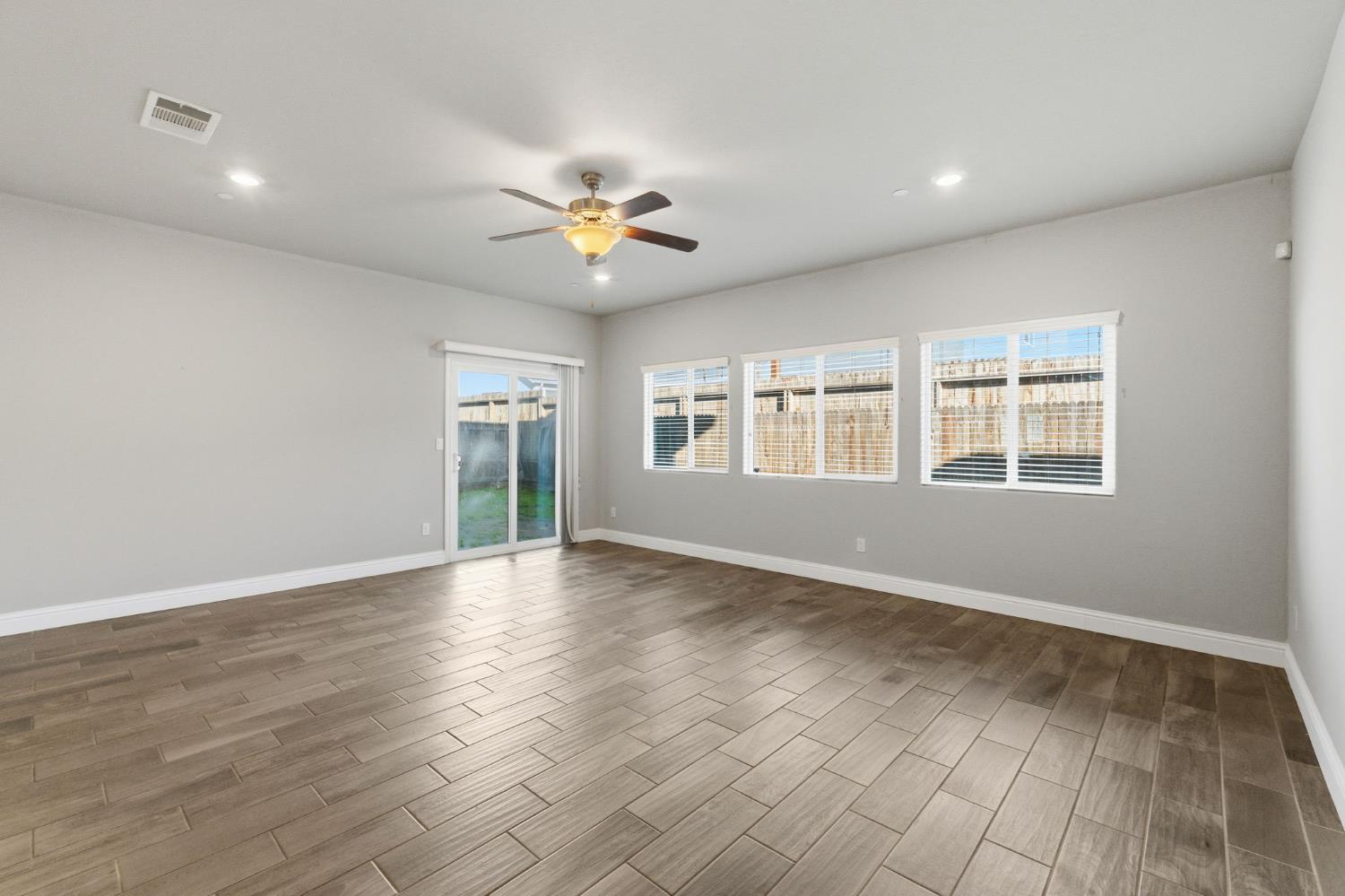 2715 Las Rosas Ave, Clovis, CA 93619