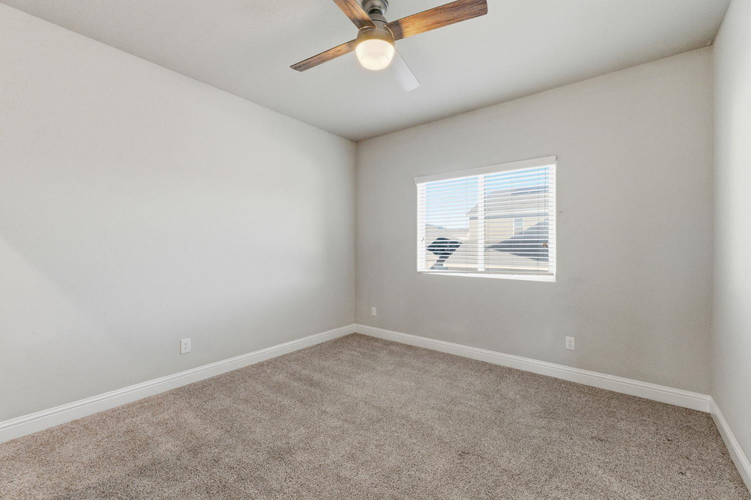 2715 Las Rosas Ave, Clovis, CA 93619