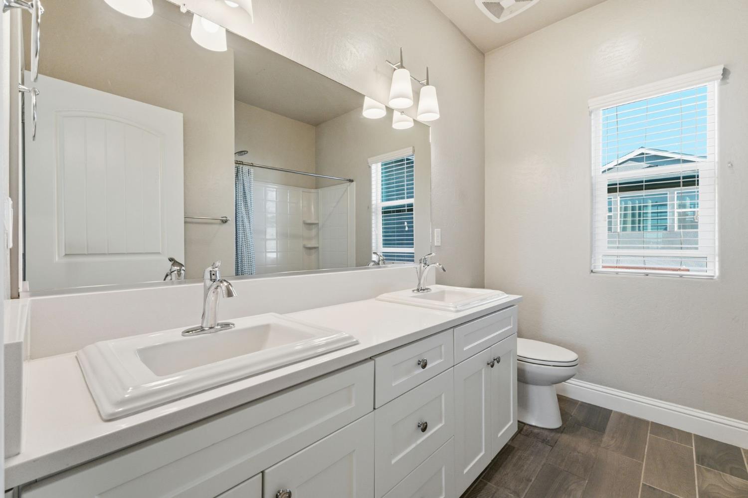 2715 Las Rosas Ave, Clovis, CA 93619