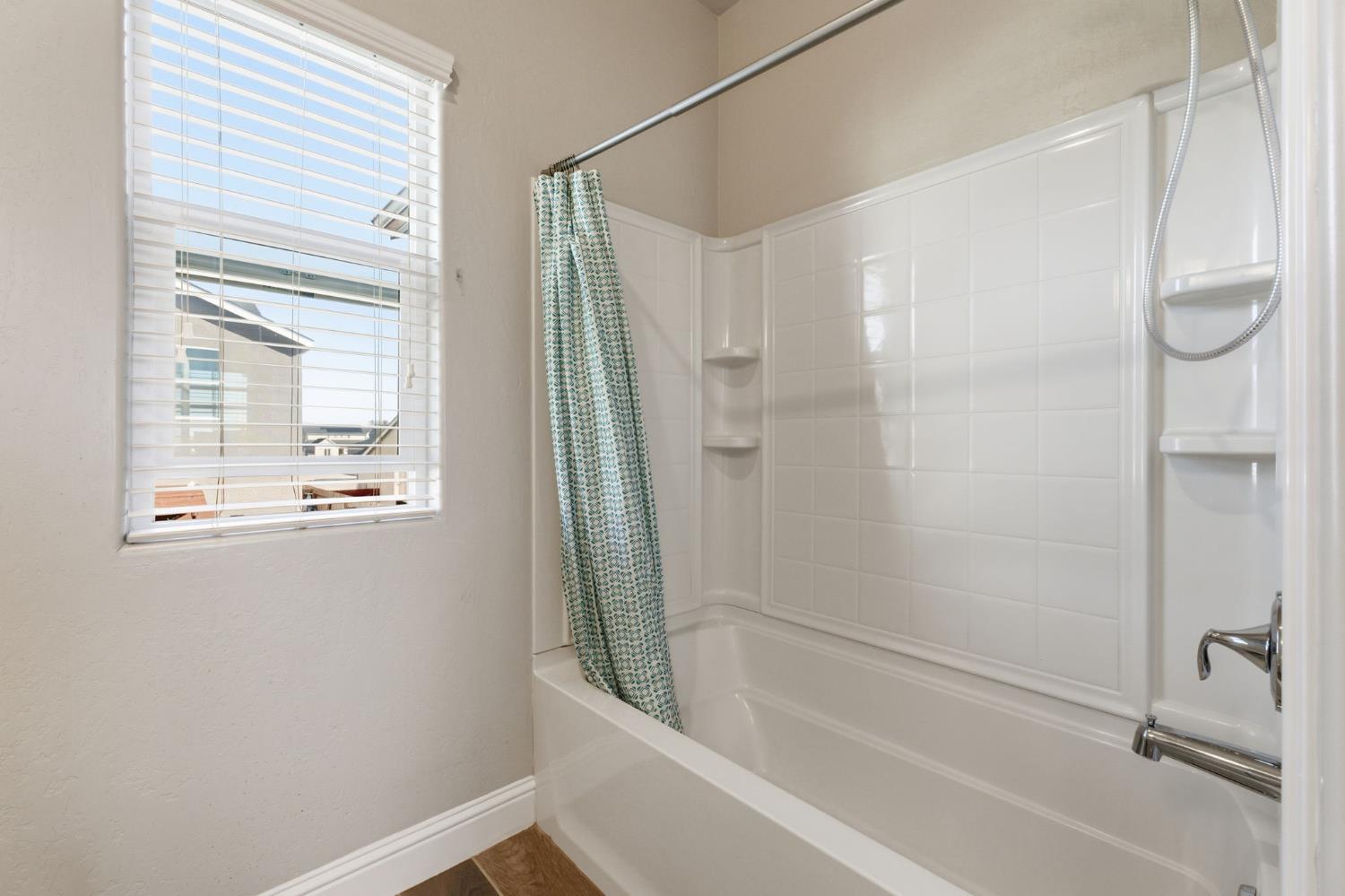 2715 Las Rosas Ave, Clovis, CA 93619