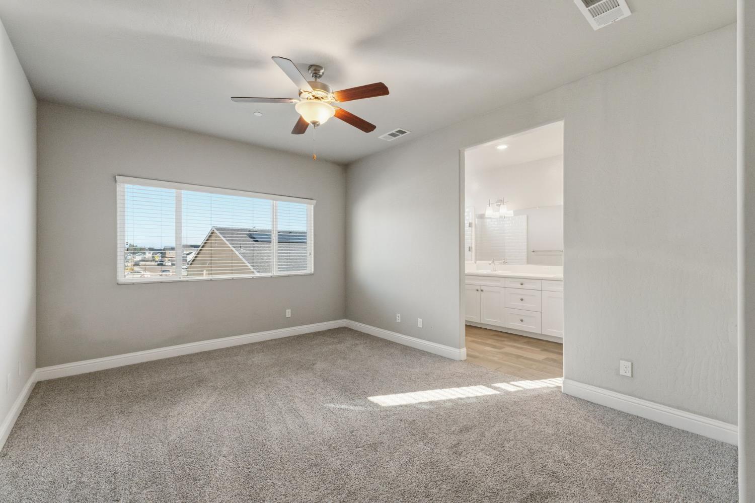 2715 Las Rosas Ave, Clovis, CA 93619