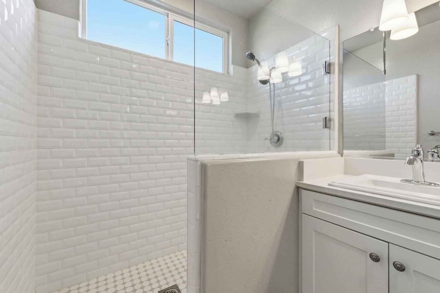 2715 Las Rosas Ave, Clovis, CA 93619