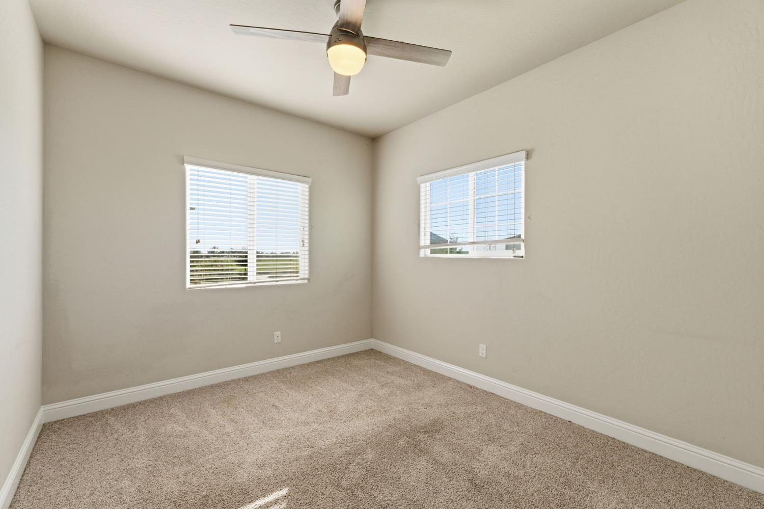 2715 Las Rosas Ave, Clovis, CA 93619