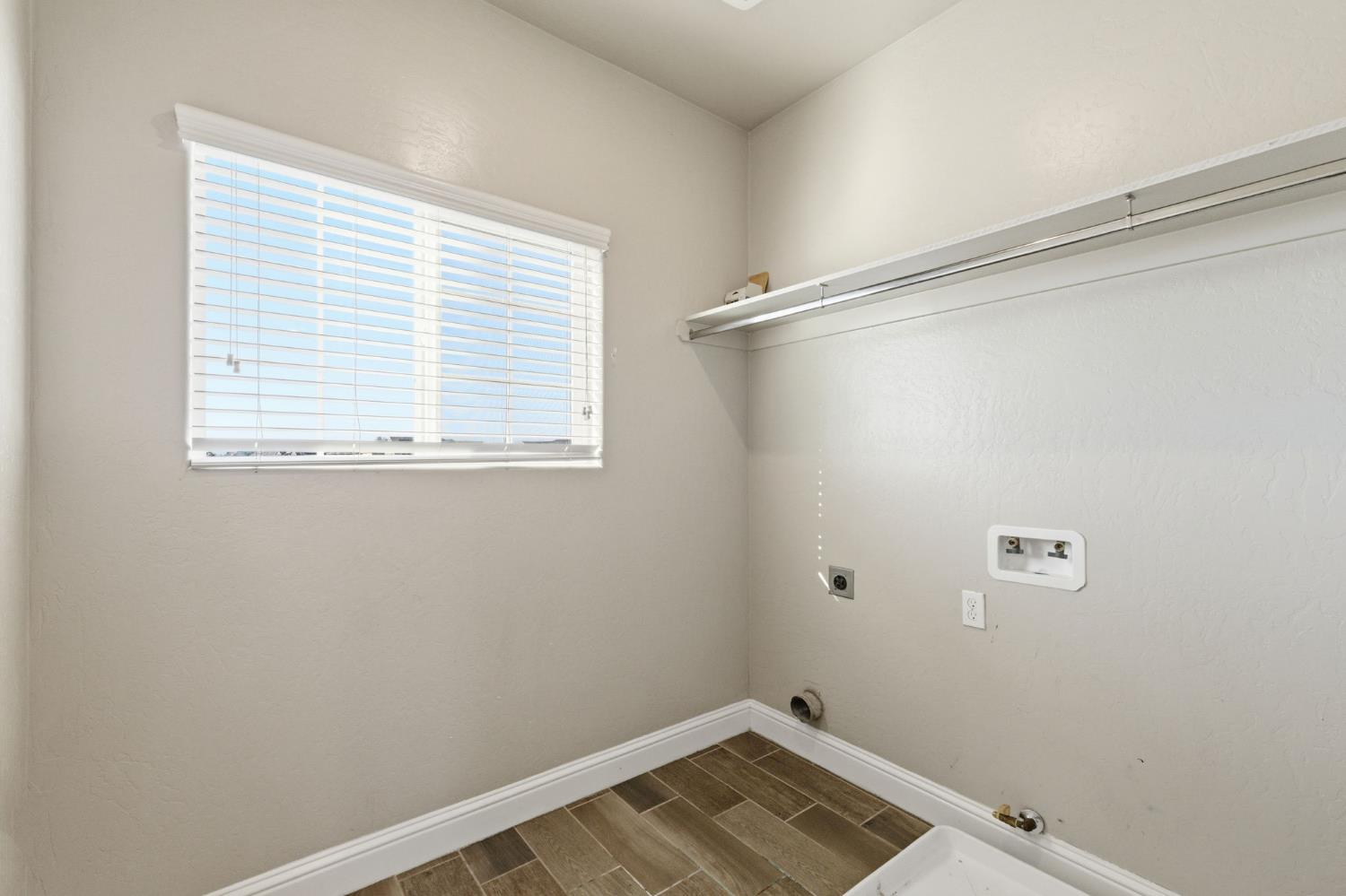 2715 Las Rosas Ave, Clovis, CA 93619