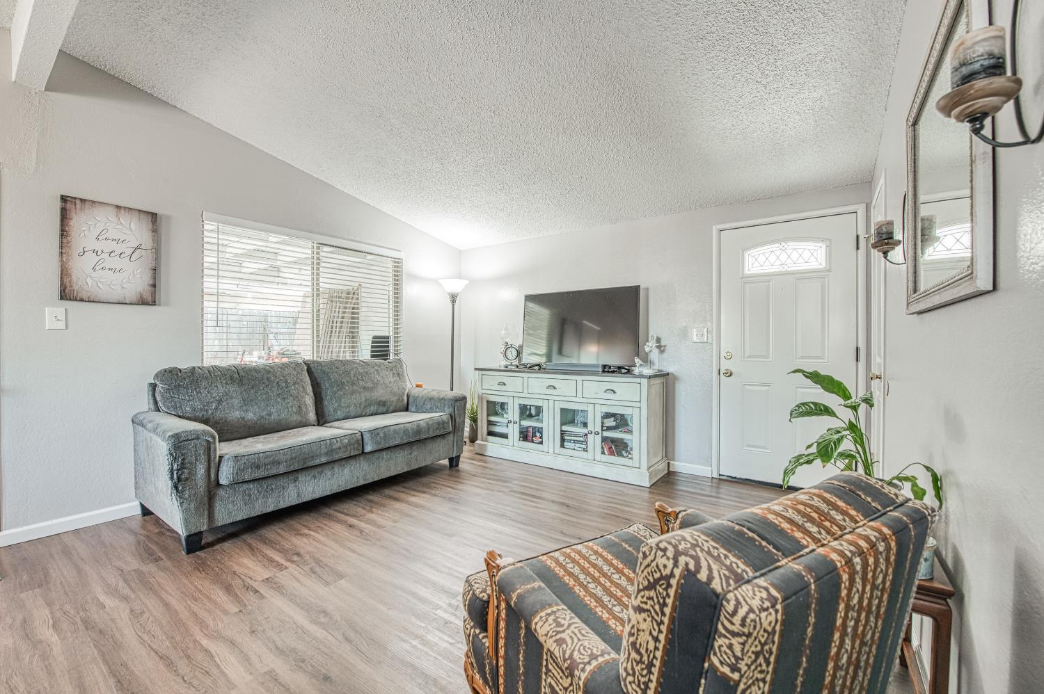 105 Rall Ave, Clovis, CA 93612