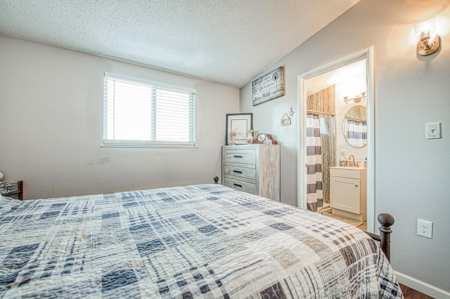 105 Rall Ave, Clovis, CA 93612