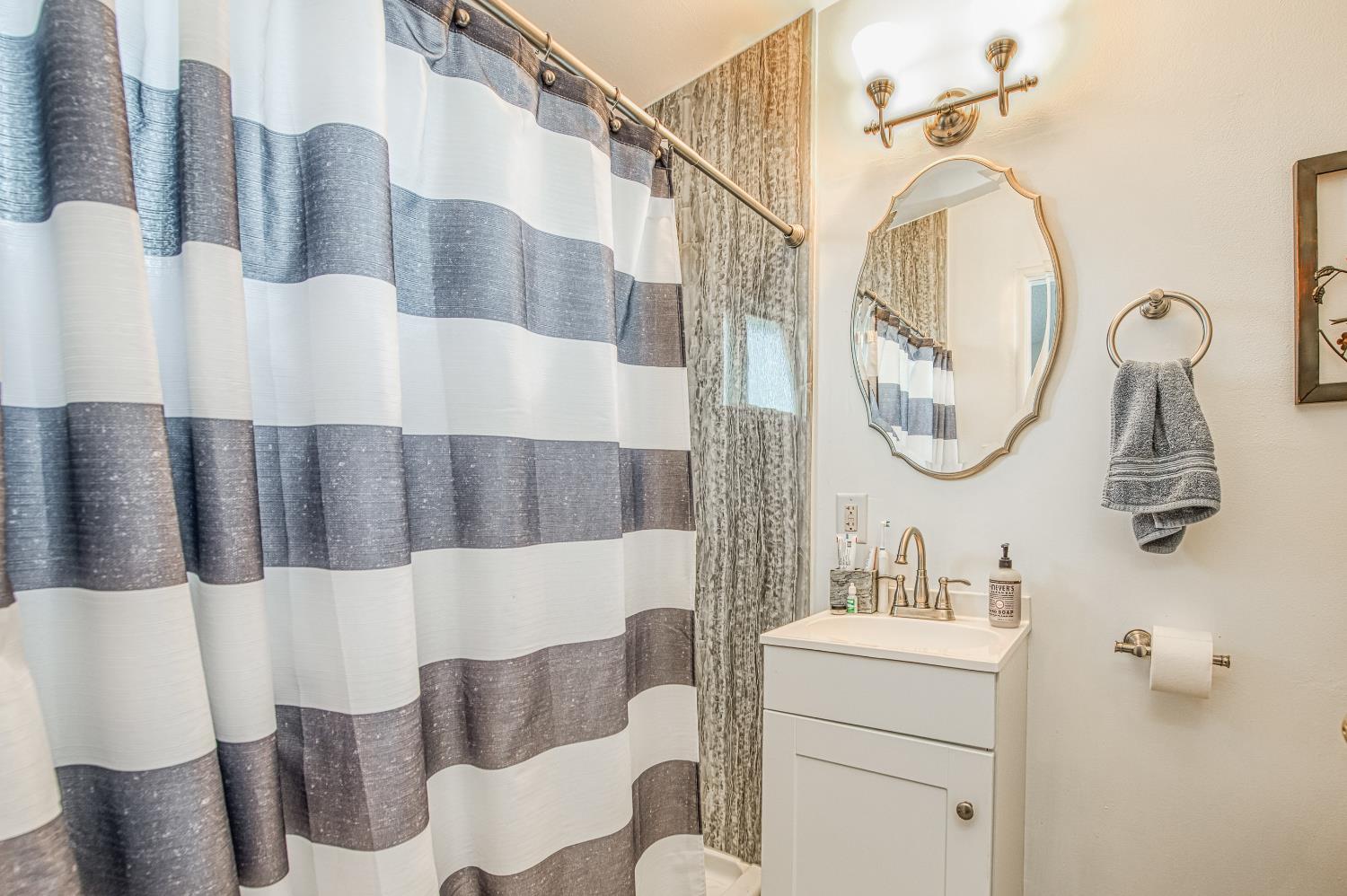 105 Rall Ave, Clovis, CA 93612