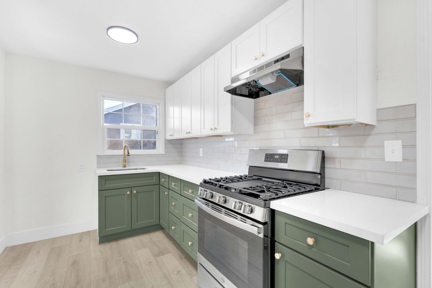 1584 N Carruth Ave, Fresno, CA 93728