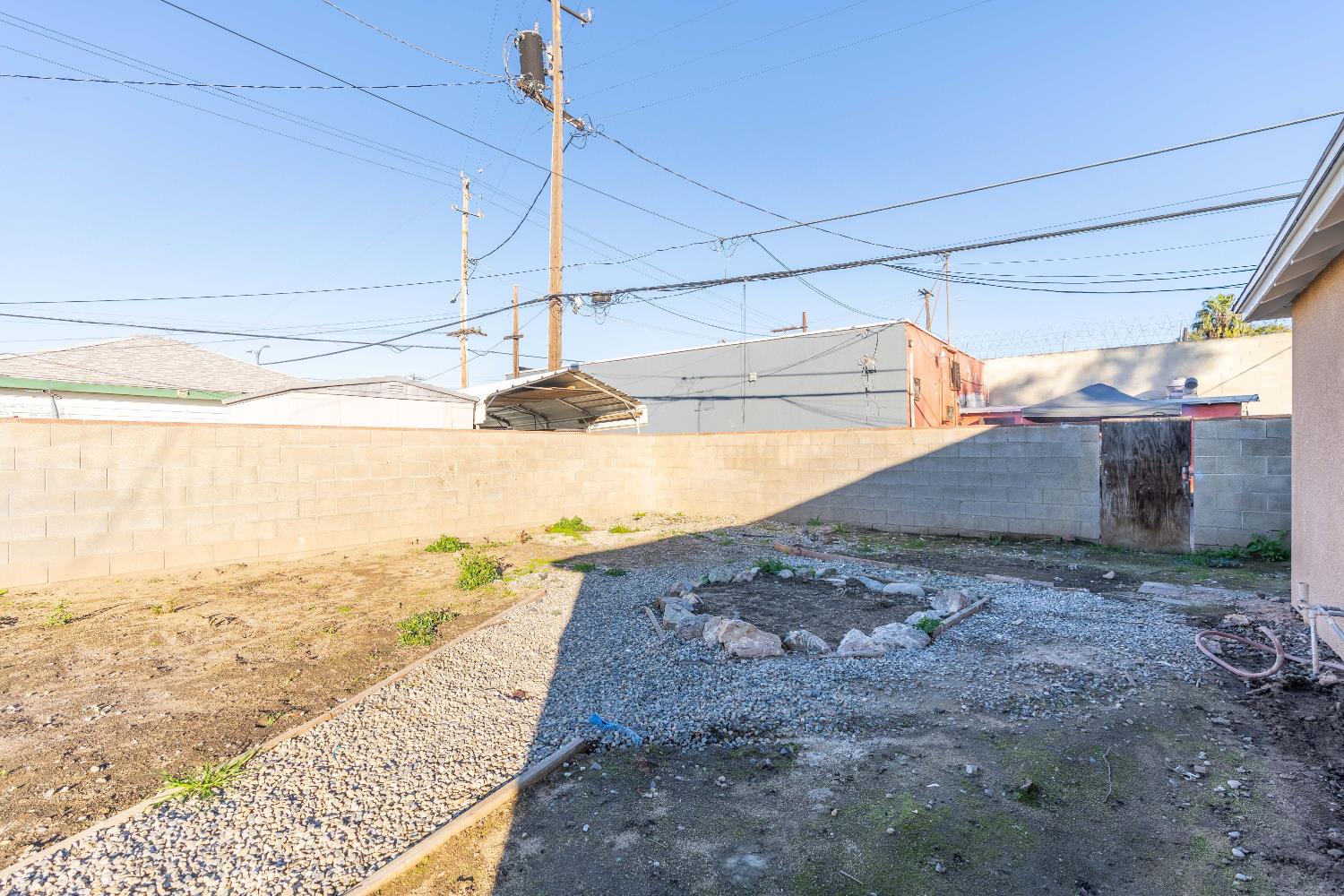 1584 N Carruth Ave, Fresno, CA 93728