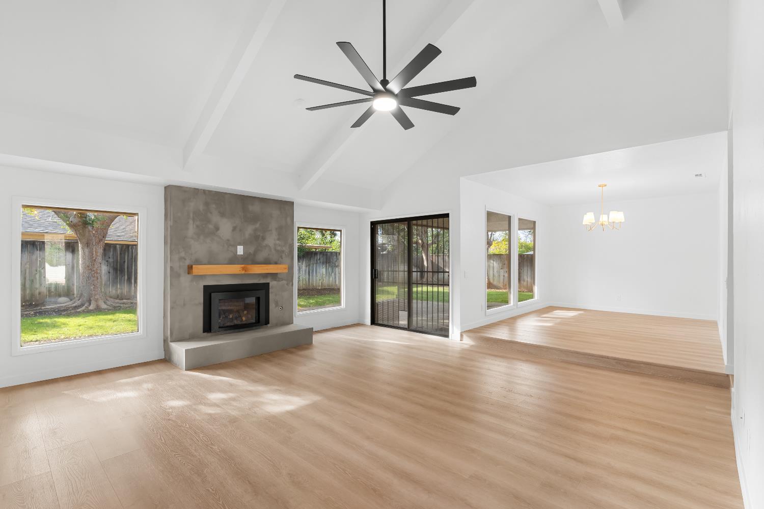 1095 W Sierra Ave, Fresno, CA 93711