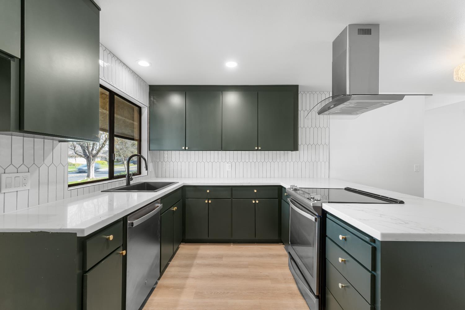 1095 W Sierra Ave, Fresno, CA 93711