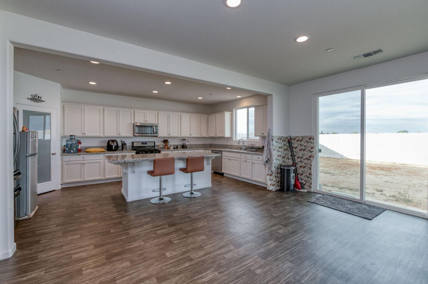 14288 W El Mar Ave, Kerman, CA 93630