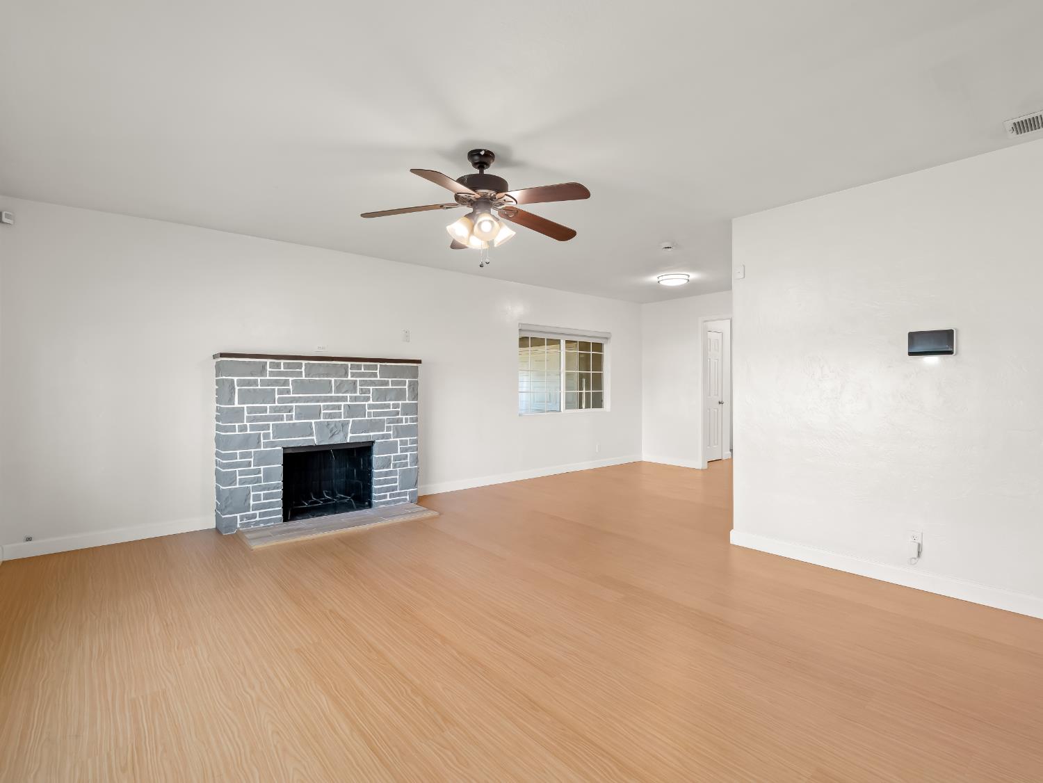 1591 N Durant Way, Fresno, CA 93728