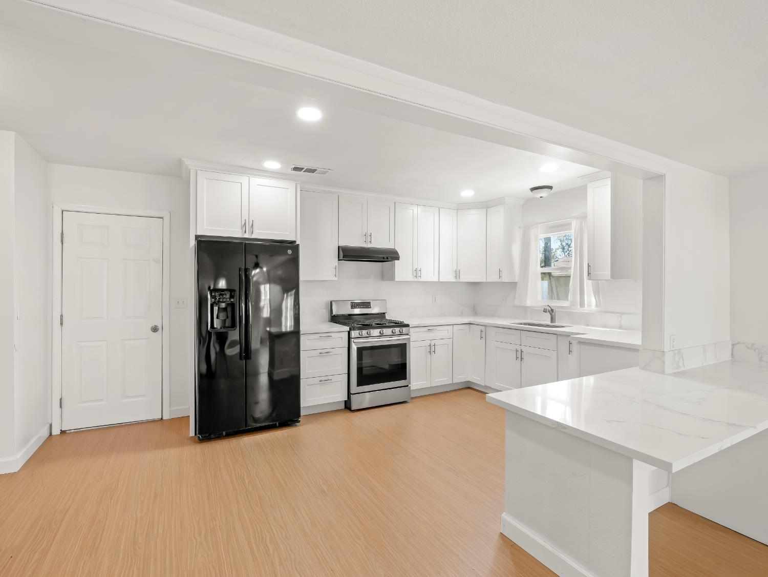 1591 N Durant Way, Fresno, CA 93728