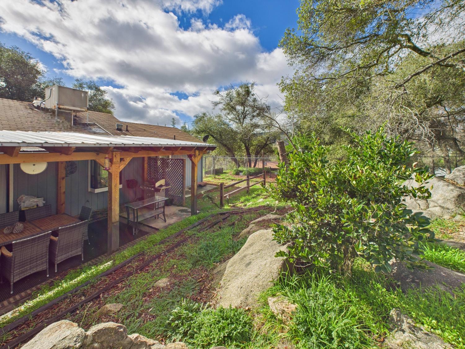 43710 Hilltop Ln, Ahwahnee, CA 93601