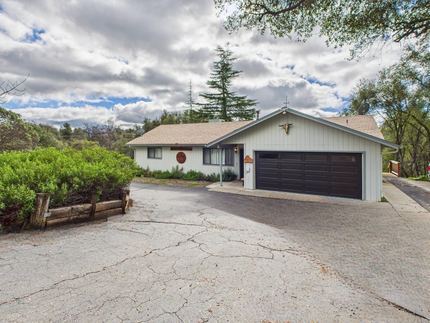 43710 Hilltop Ln, Ahwahnee, CA 93601