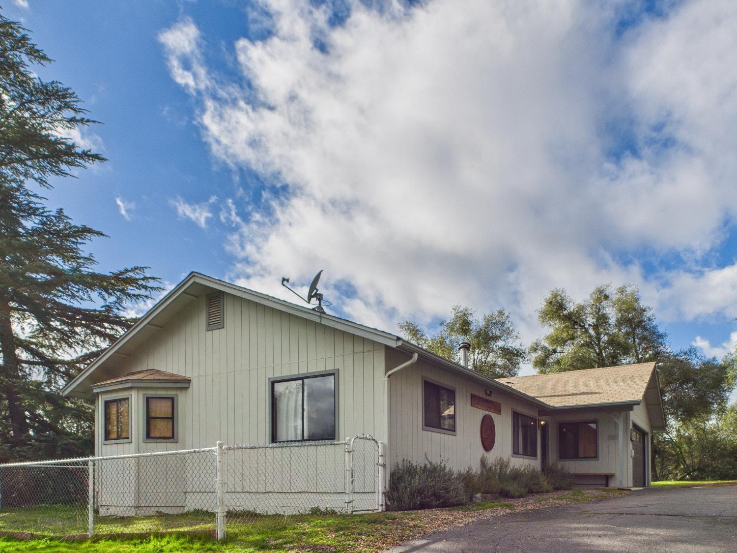 43710 Hilltop Ln, Ahwahnee, CA 93601
