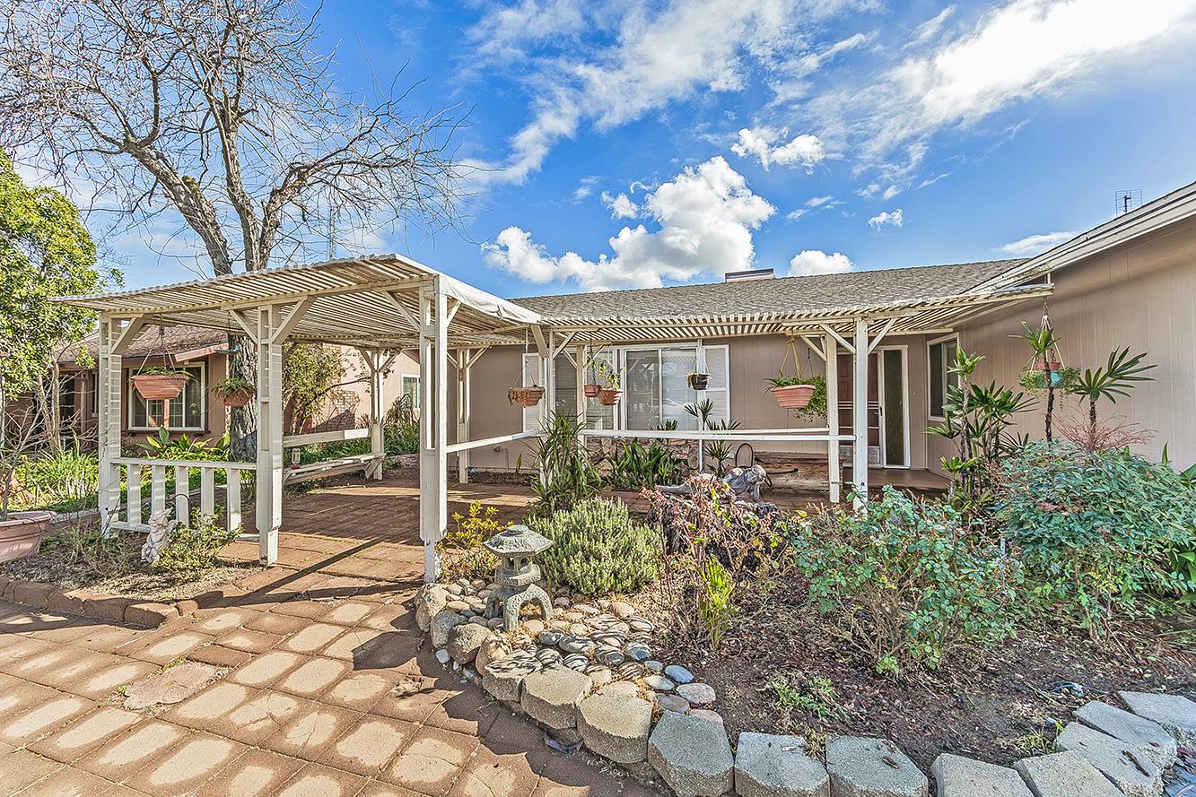 3025 Timmy Ave, Clovis, CA 93612