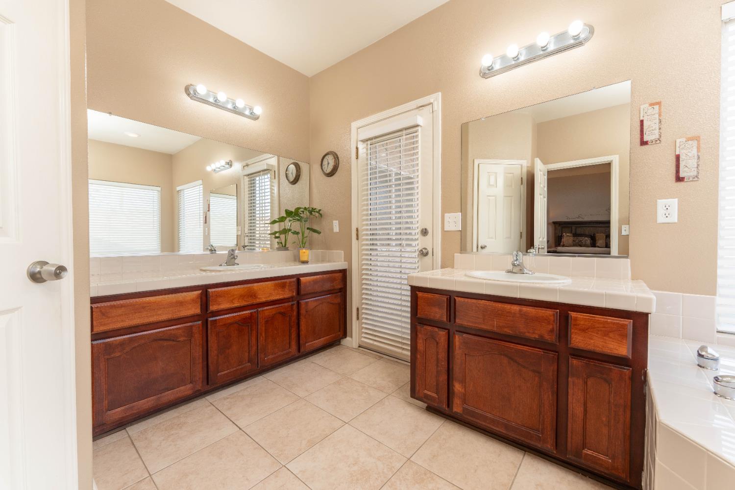 1358 Peachwood St, Lemoore, CA 93245