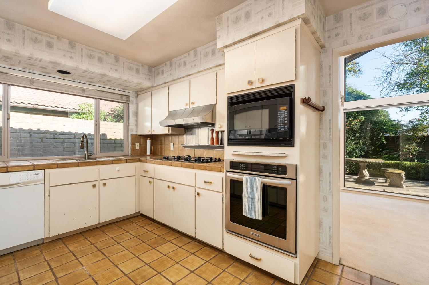 5630 N El Adobe Dr, Fresno, CA 93711