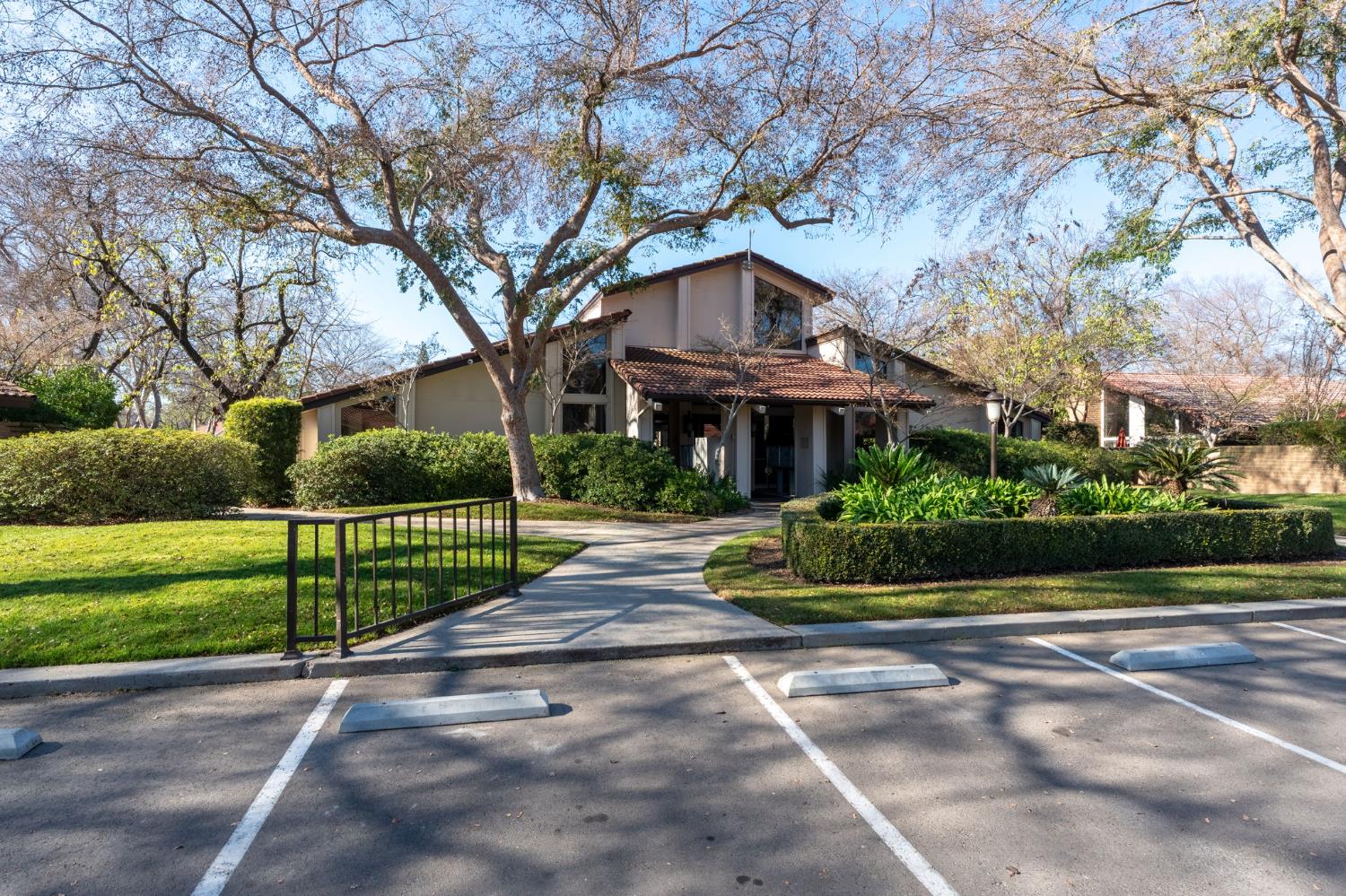 5630 N El Adobe Dr, Fresno, CA 93711