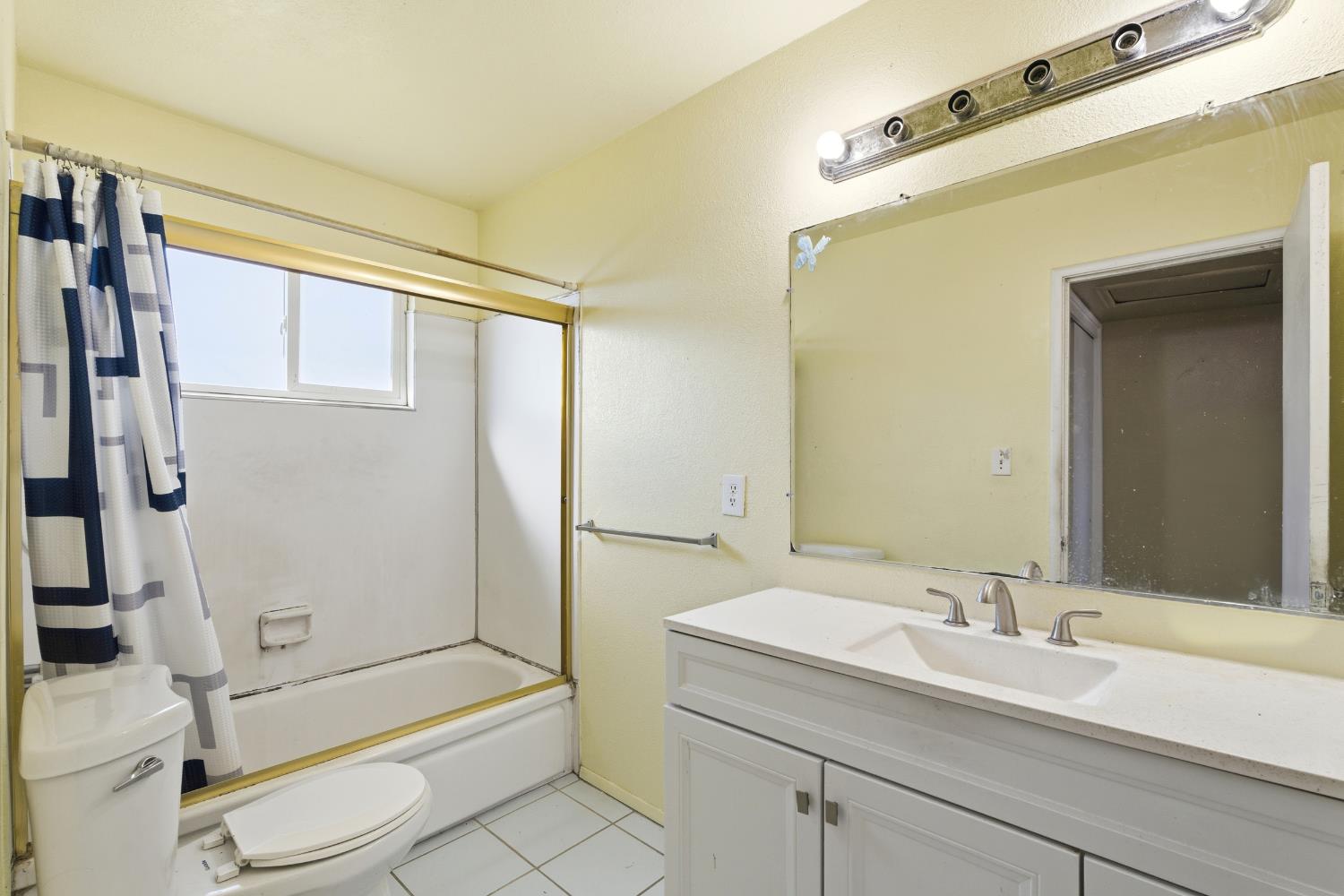 6253 N Glenn Ave, Fresno, CA 93704