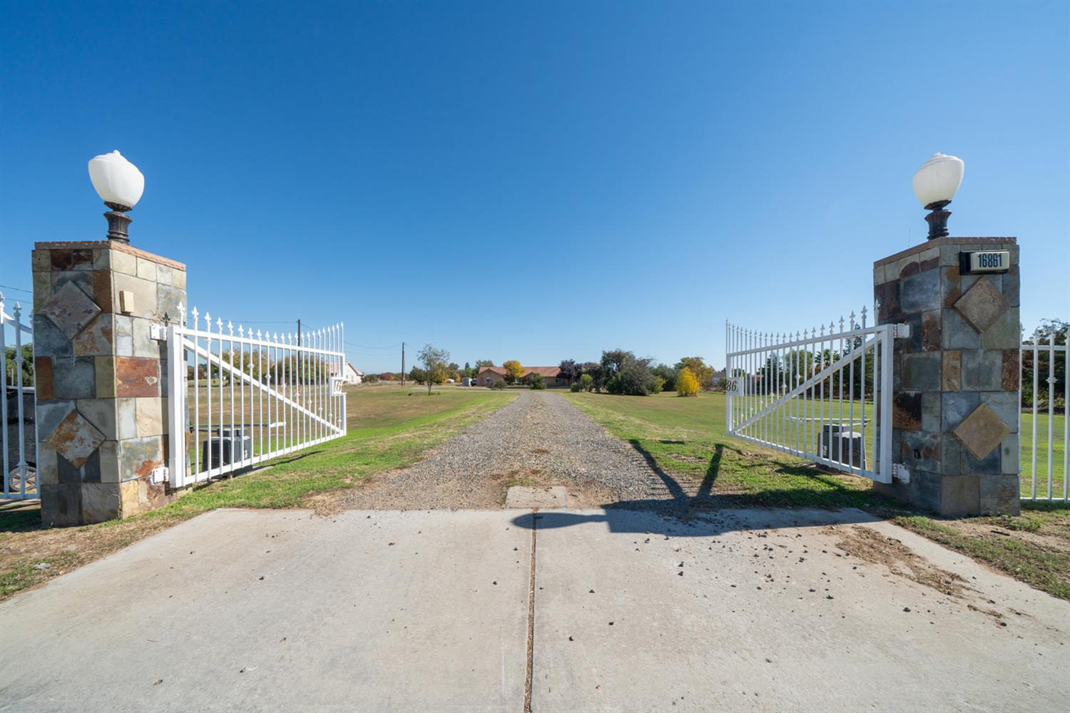 16861 Paula Rd, Madera, CA 93636