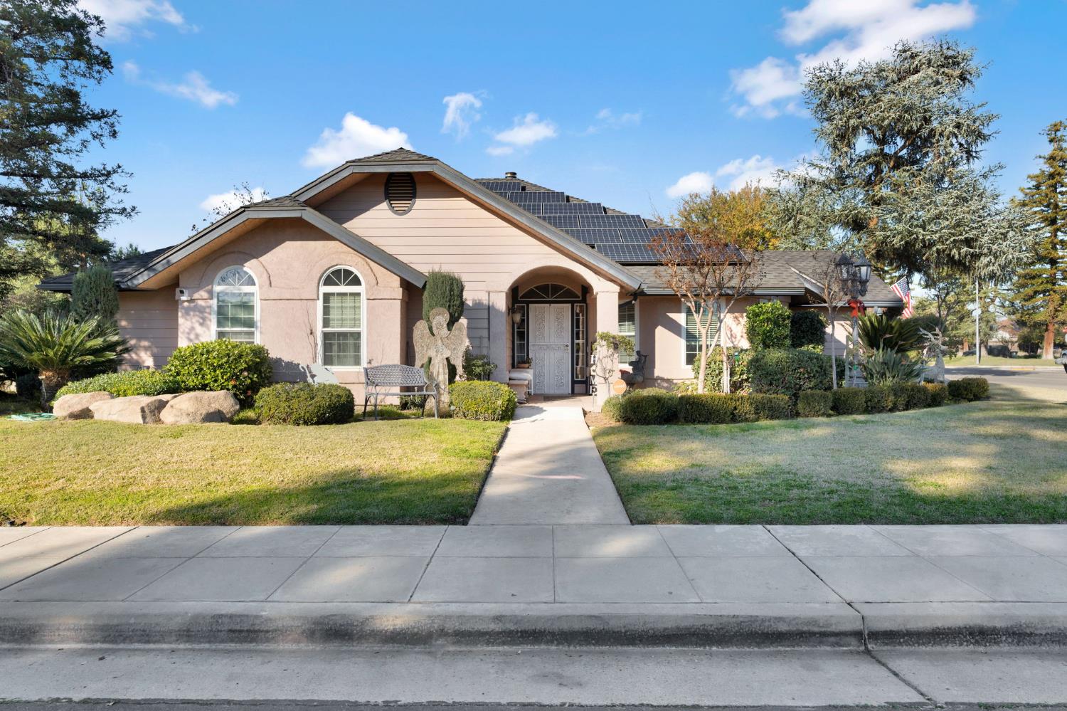 211 W Paul Ave, Clovis, CA 93612
