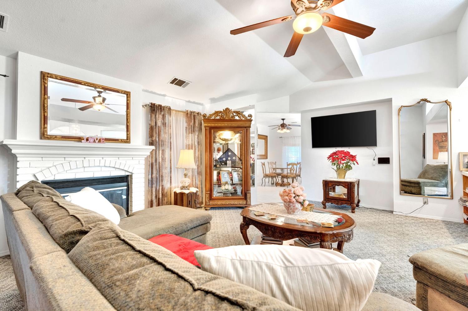 211 W Paul Ave, Clovis, CA 93612