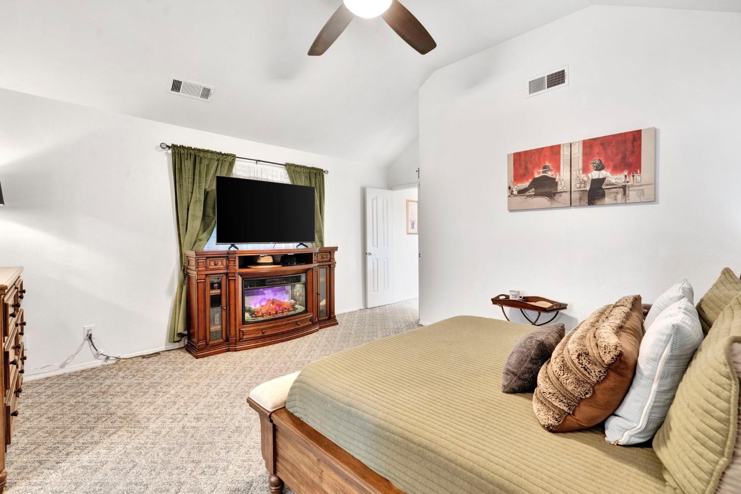 211 W Paul Ave, Clovis, CA 93612