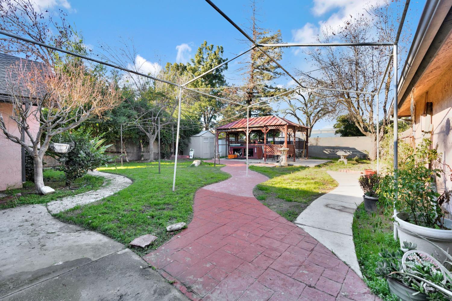 211 W Paul Ave, Clovis, CA 93612