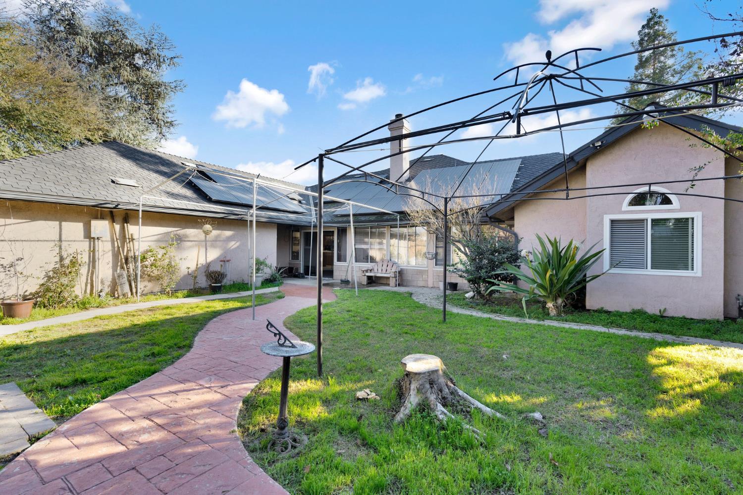 211 W Paul Ave, Clovis, CA 93612