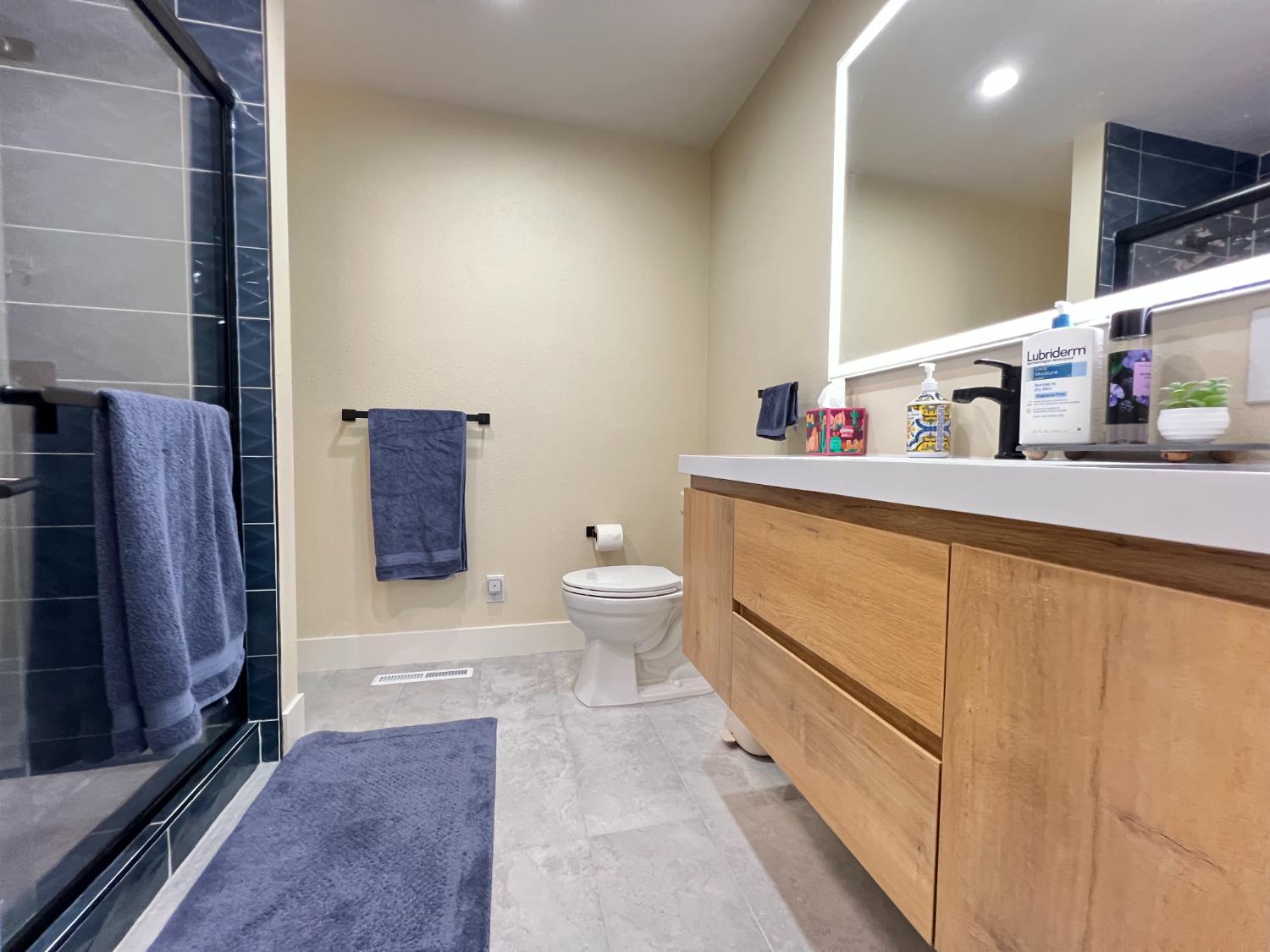 5686 N Briarwood Ave, Fresno, CA 93711