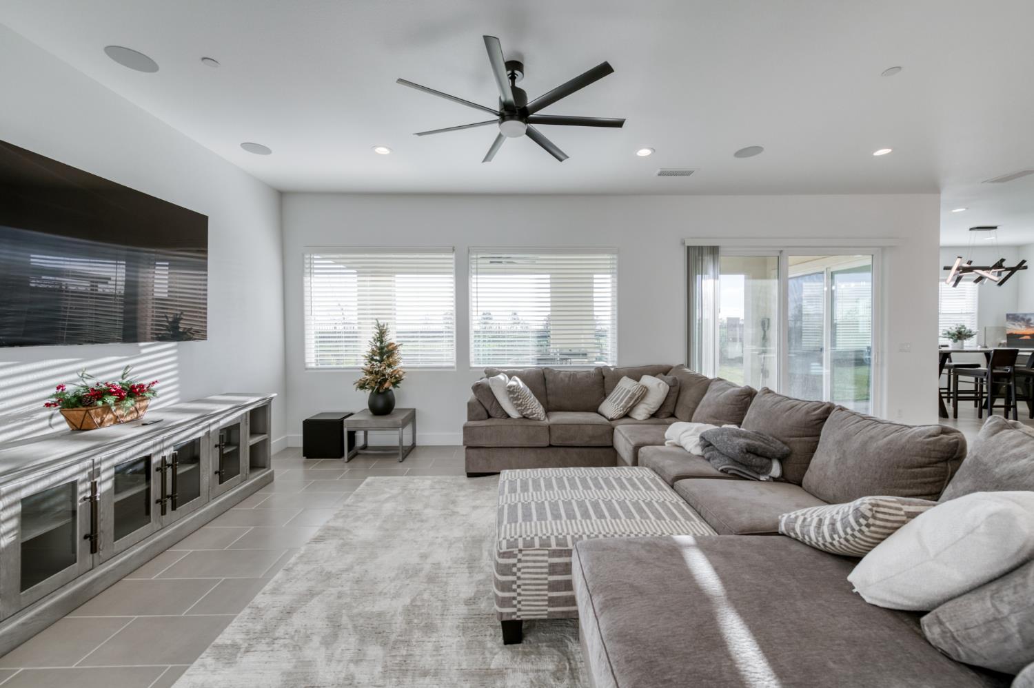 1042 Beaver Pond Loop, Madera, CA 93636