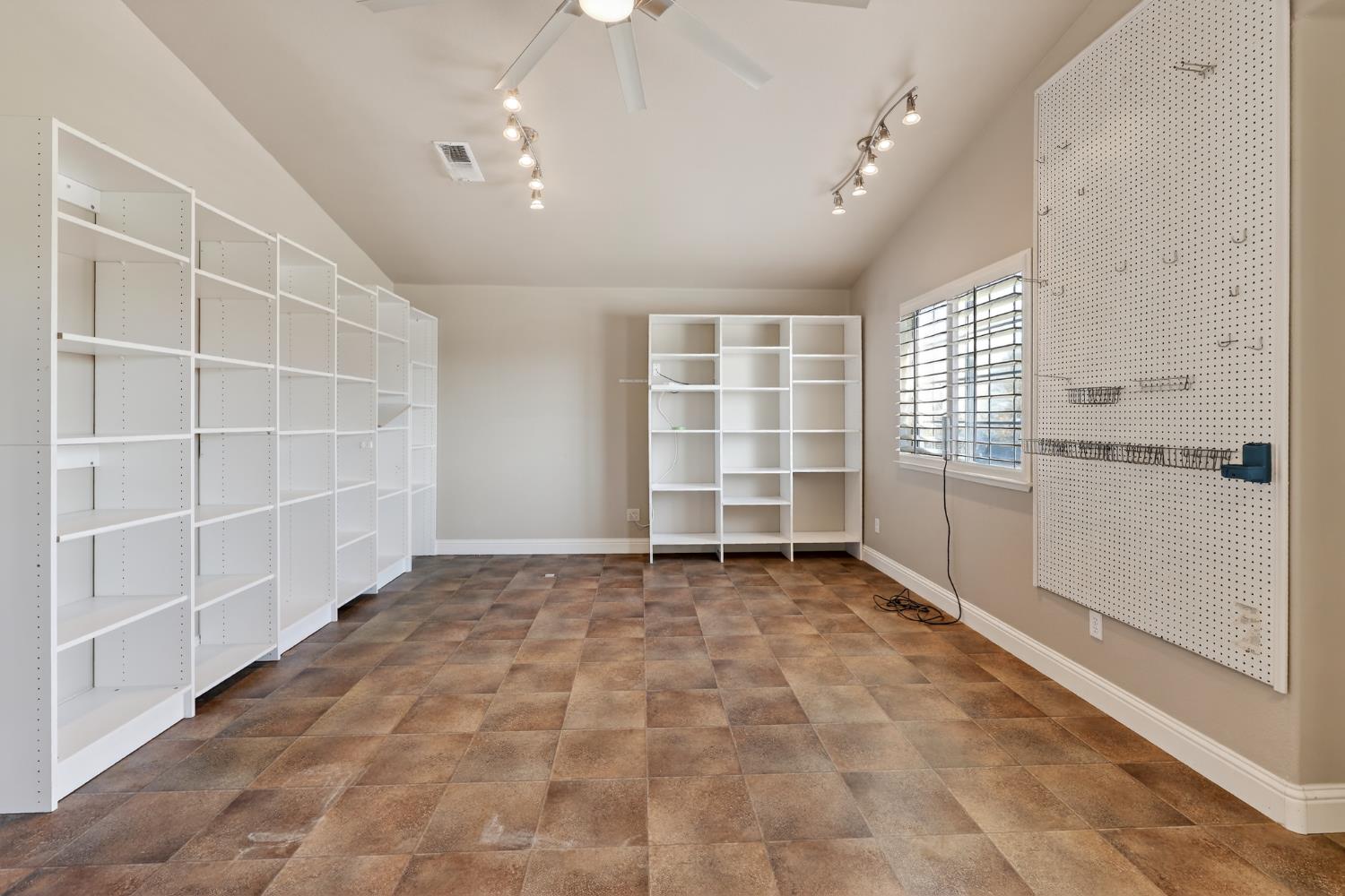 917 Amador, Chowchilla, CA 93610