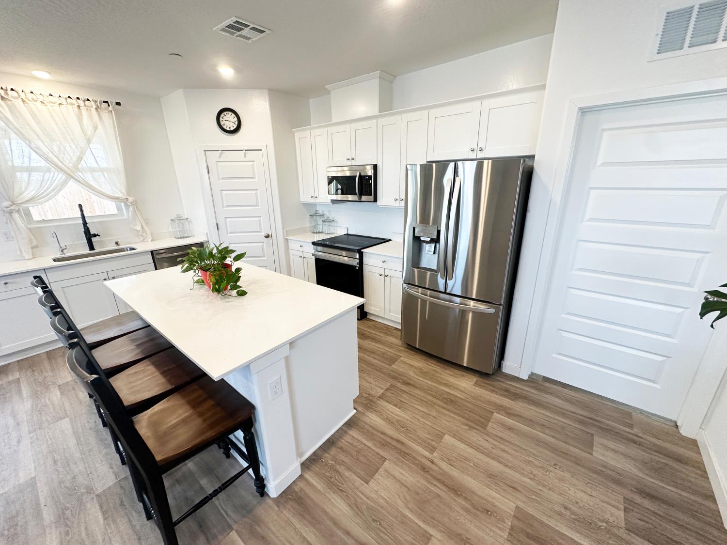 1757 Klamath Rd S, Madera, CA 93636