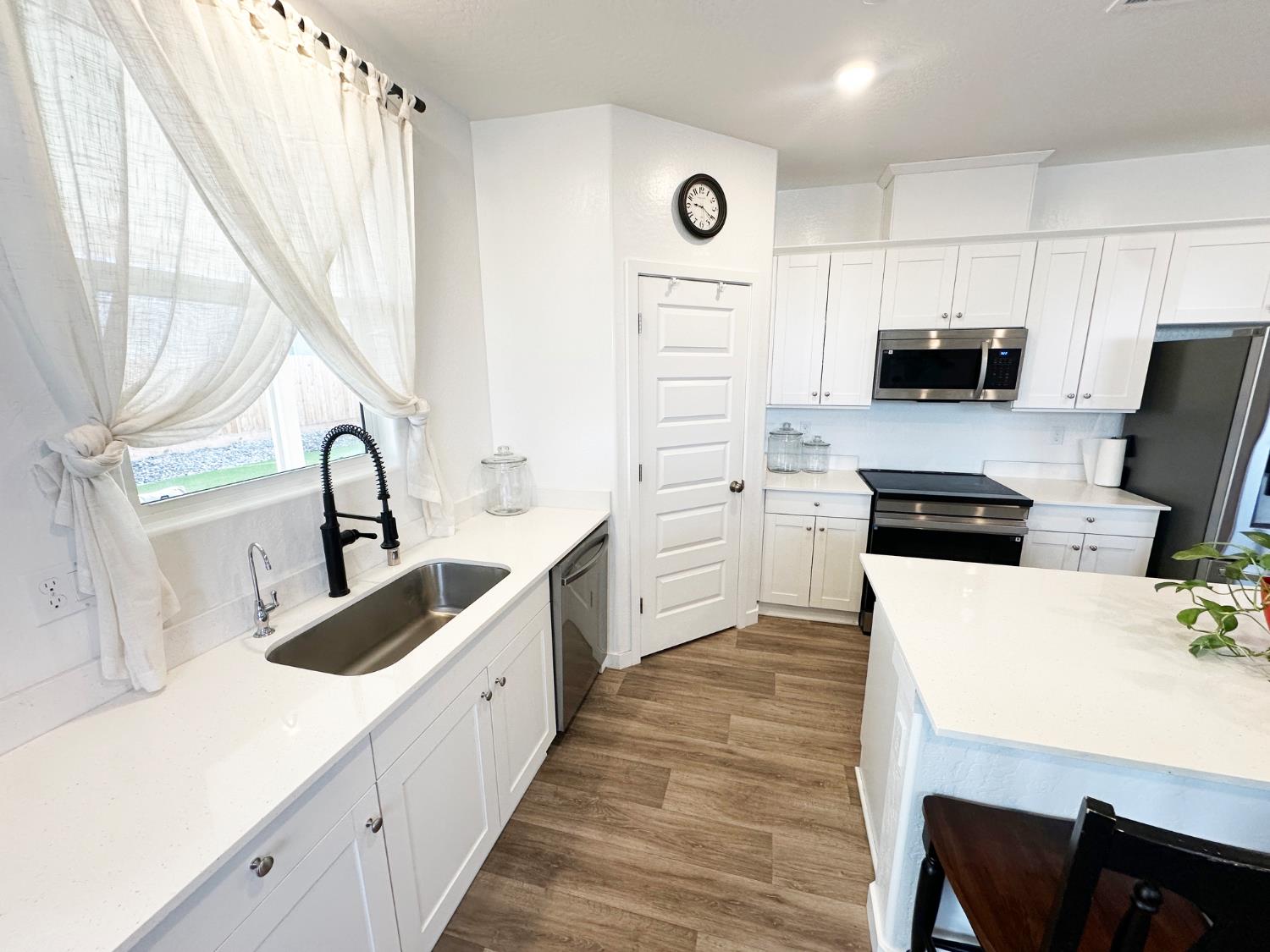 1757 Klamath Rd S, Madera, CA 93636