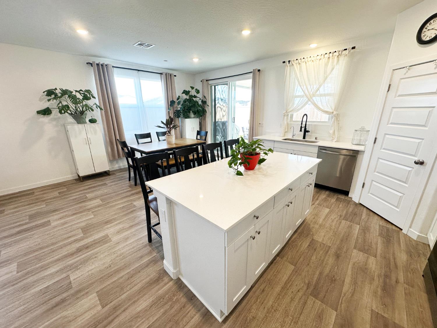 1757 Klamath Rd S, Madera, CA 93636